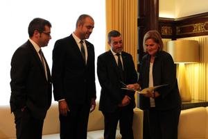 Lliurament de la Declaraci&oacute; d'alcaldes al Parlament