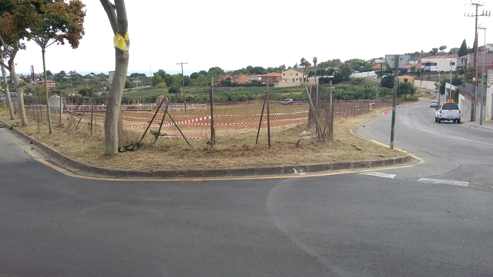 P�rquing cam� del mig/ Creu de Pedra