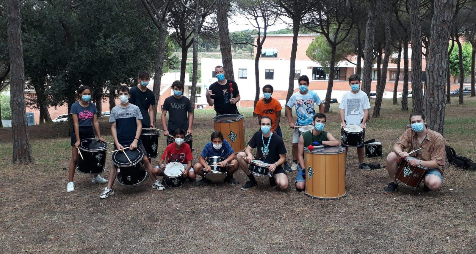 Els participants en l'Adrenalina de l'Estiu gaudint del taller de timbals