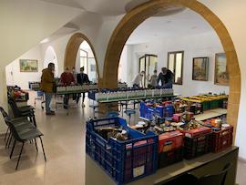 Voluntaris preparant els lots d'aliments bàsics