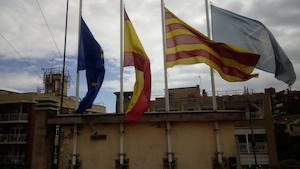 Mig pal en senyal de dol pel coronavirus