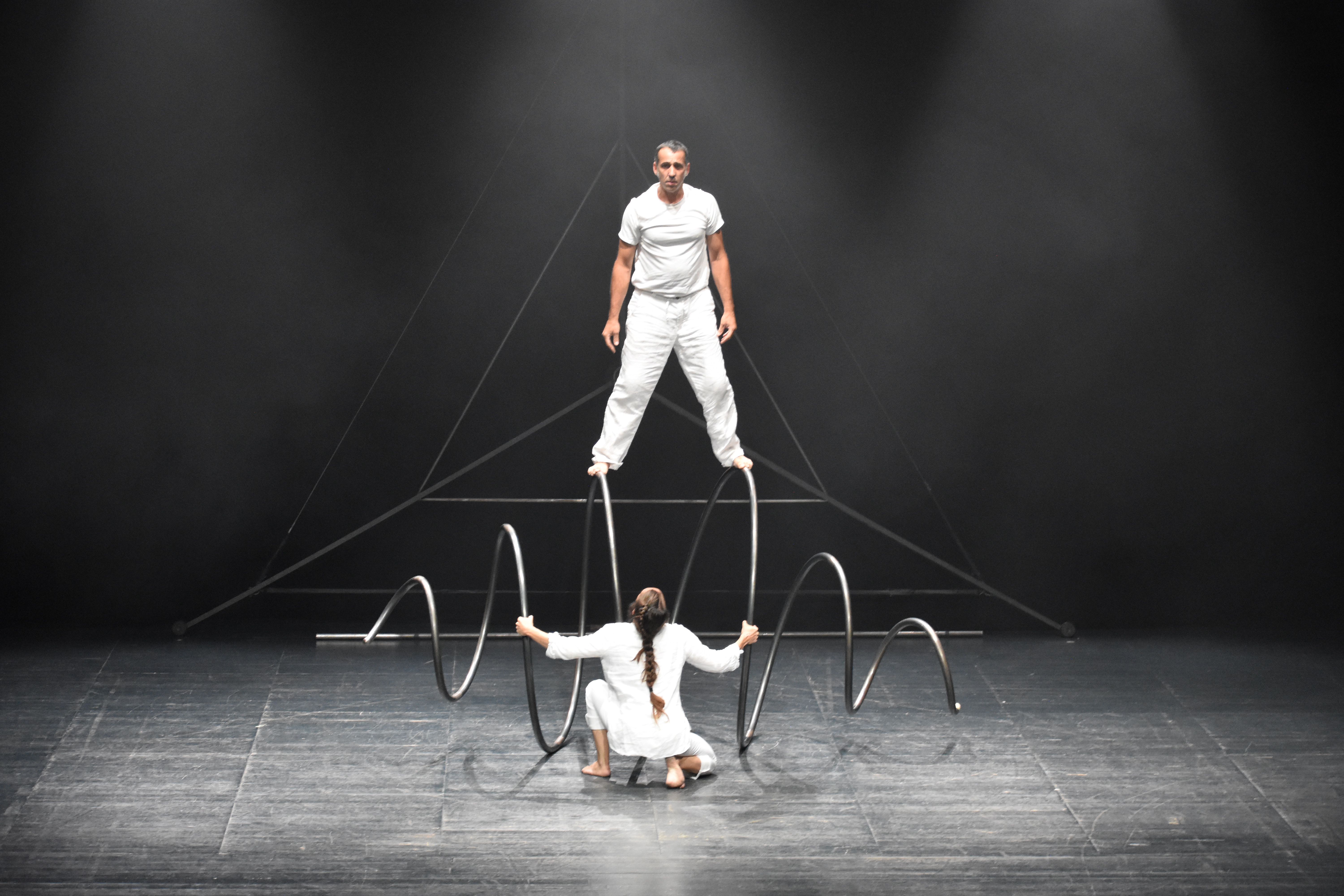 SPIRALIS, dansa i acrobàcies
