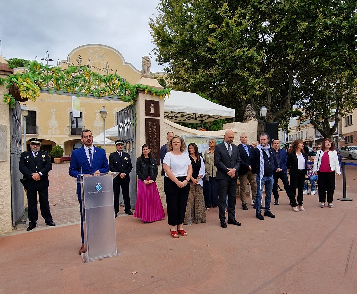 L'Ajuntament i més d'una vintena d'entitats participen a l'ofrena floral de l'Onze de Setembre