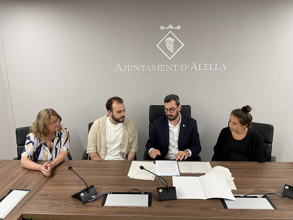 Acte de signatura cessi fons Arts amb representants de la famlia, l'alcalde i la regidora de Cultura