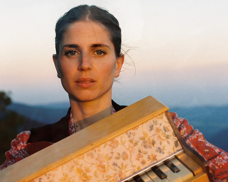 LUCIA FUMERO PRESENTA EL SEU ESPLÈNDID FOLKOLRE A ALELLA