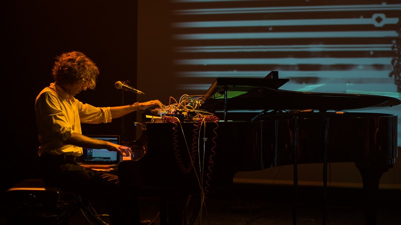 CONSIDERACIONS SOBRE L'INEVITABLE RESSONAR, EL CONCERT DE XAVI LLOSES ALS ESPAIS DE POESIA