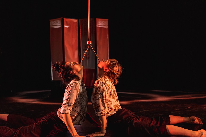 L'alellenca Júlia Campistany presenta Rita, un espectacle de circ d'equilibris màgics