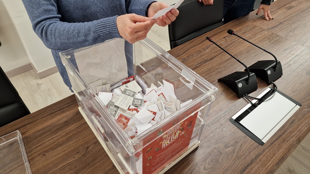 L'Ajuntament sorteja 52 paneres amb vals de descompte per comprar a Alella