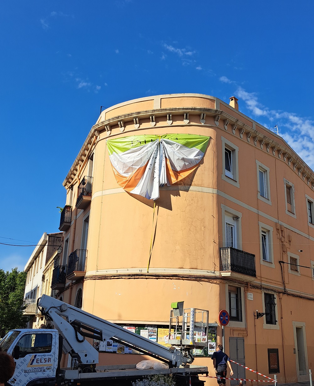 Desplegament del mural amb la imatge de la 51 Festa de la Verema