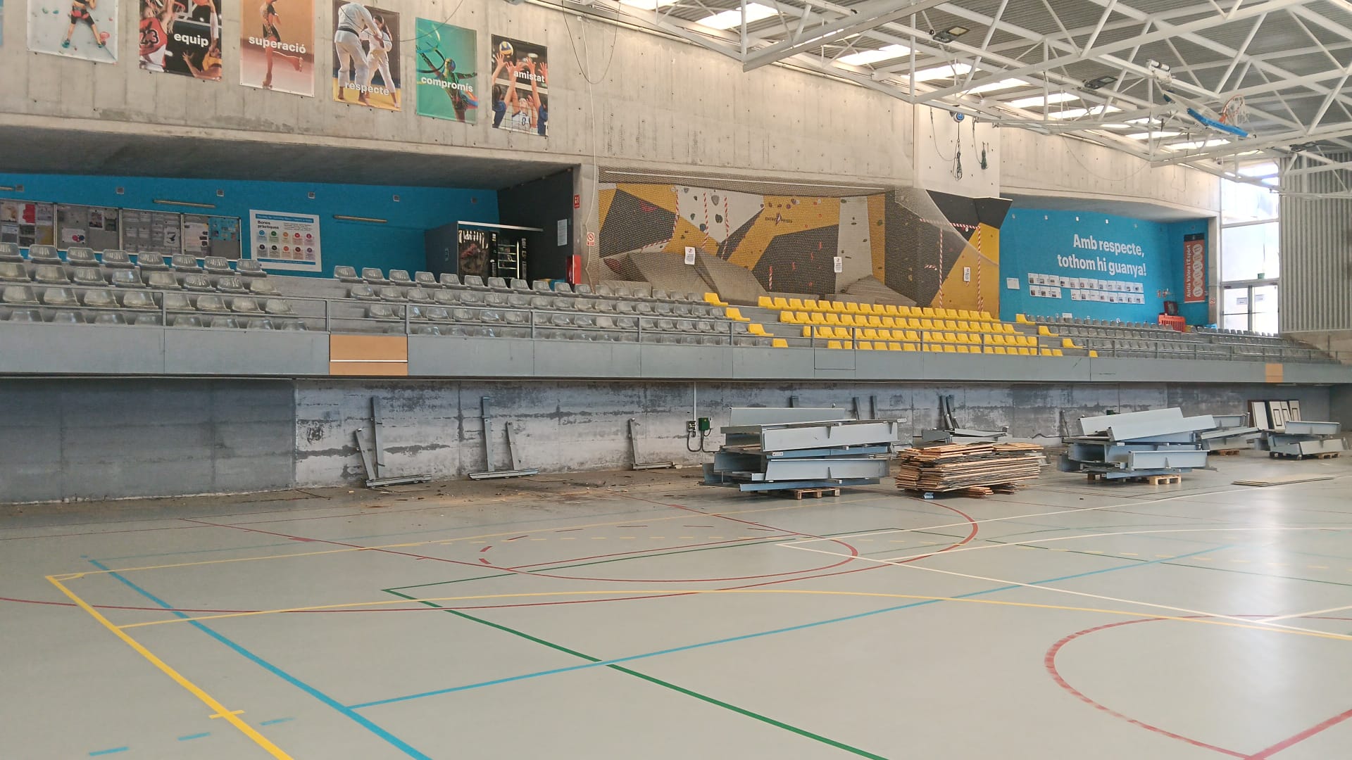Obres substituci� paviment interior del pavell�