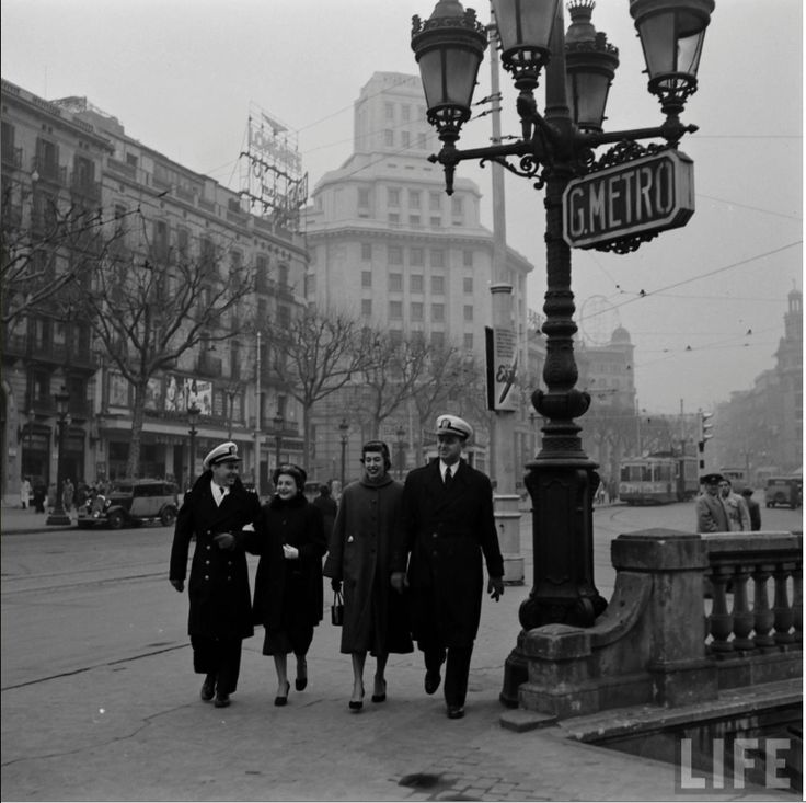 Sisena_flota_a_BArcelona._Pla�a_Catalunya._Foto_NR_Farbman._Gener_de_1952_LIFE.jpg
